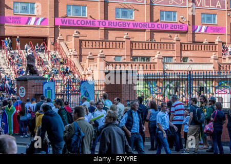 Birmingham, UK, Samstag, 26. September 2015. Rugby-Fans unterwegs in Villa Park Football Ground vor dem Pool B Rugby World Cup South Africa V Samoa Credit entsprechen: David Holbrook/Alamy Live News Stockfoto