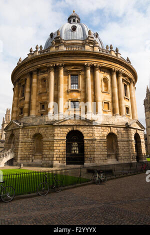 Radcliffe Camera Gebäude mit Sonne an einem sonnigen Tag mit blauem Himmel / Himmel; Teil der Universität von Oxford. Oxford University Press; VEREINIGTES KÖNIGREICH.