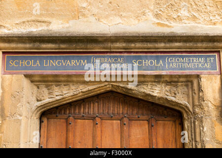 Alte Schule Viereck Tor zu Schola Lingvarvm (Schulsprache) Geometriae (Geometrie) Bodleian Library Oxford University Stockfoto