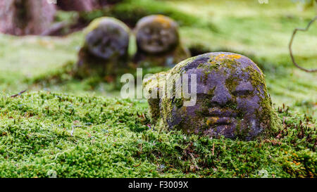 Stein-Statuen im Moosgarten am Sanzenin Tempel, Kyoto Stockfoto