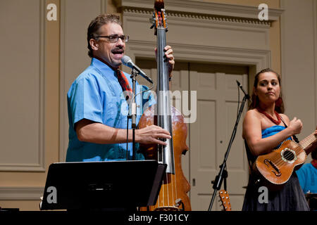 Man singt und spielt electric upright Bass-Instrument auf der Bühne - USA Stockfoto