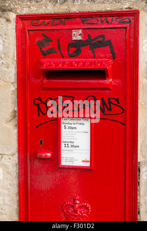 Graffitiied / verwüstet / Graffiti an Königin Elizabeth ll Wand montierten Postkasten / Briefkasten / Pillarbox Entsendung Box in Oxford UK Stockfoto