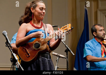 Mexikanische Frau spielt Vihuela (Timple Canario) auf der Bühne - USA Stockfoto