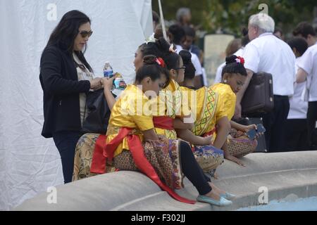 Philadelphia, Pennsylvania, USA, 26. September, 2015. Menschenmengen versammelten sich am Benjamin Franklin Parkway in Philadelphia warten auf Papst Francis Credit: Kelleher Fotografie/Alamy Live News Stockfoto