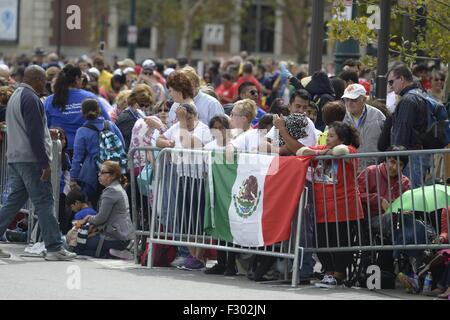 Philadelphia, Pennsylvania, USA, 26. September, 2015. Menschenmengen versammelten sich am Benjamin Franklin Parkway in Philadelphia warten auf Papst Francis Credit: Kelleher Fotografie/Alamy Live News Stockfoto