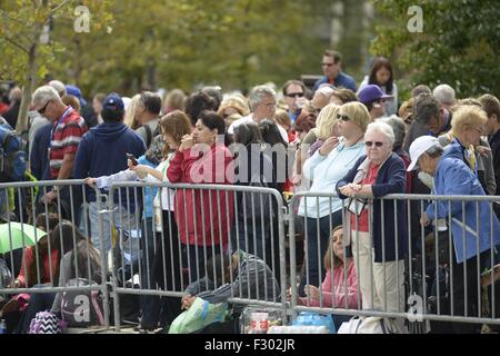 Philadelphia, Pennsylvania, USA, 26. September, 2015. Menschenmengen versammelten sich am Benjamin Franklin Parkway in Philadelphia warten auf Papst Francis Credit: Kelleher Fotografie/Alamy Live News Stockfoto