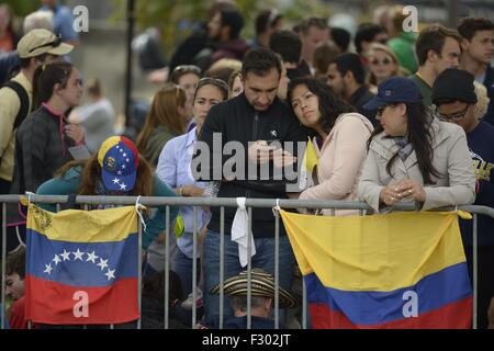 Philadelphia, Pennsylvania, USA, 26. September, 2015. Menschenmengen versammelten sich am Benjamin Franklin Parkway in Philadelphia warten auf Papst Francis Credit: Kelleher Fotografie/Alamy Live News Stockfoto