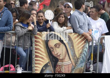 Philadelphia, Pennsylvania, USA, 26. September, 2015. Menschenmengen versammelten sich am Benjamin Franklin Parkway in Philadelphia warten auf Papst Francis Credit: Kelleher Fotografie/Alamy Live News Stockfoto