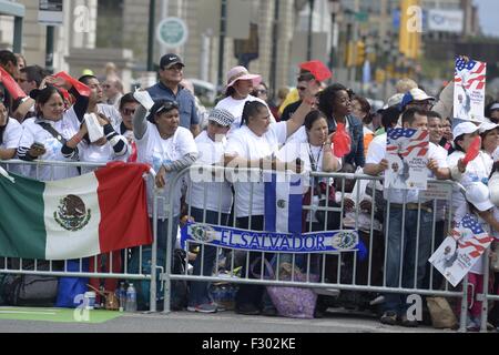 Philadelphia, Pennsylvania, USA, 26. September, 2015. Menschenmengen versammelten sich am Benjamin Franklin Parkway in Philadelphia warten auf Papst Francis Credit: Kelleher Fotografie/Alamy Live News Stockfoto