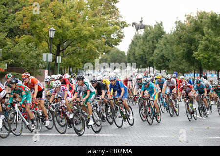 RICHMOND, VIRGINIA, 26. September 2015. Die Junioren Feld Rennen vorbei ein Denkmal für Ulysses S. Grant in Richmond, Virginia-Denkmal-Allee im 130 Kilometer Junioren UCI Road World Championship Rennen. Bildnachweis: Ironstring/Alamy Live-Nachrichten Stockfoto