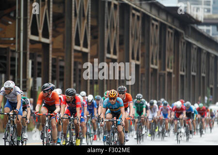 RICHMOND, VIRGINIA, 26. September 2015. Während der 130 Kilometer langen 2015 Rennen Junior Men UCI Road World Championship der Junioren Feld Rennen vorbei an einer erhöhten Bahnlinie entlang Dock Street in Richmond, Virginia. Bildnachweis: Ironstring/Alamy Live-Nachrichten Stockfoto