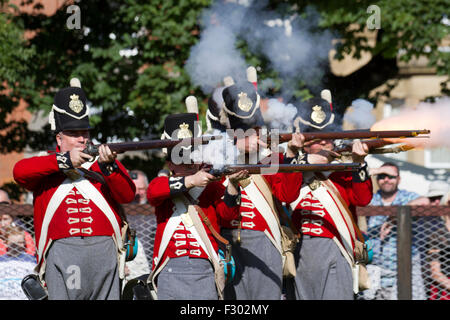 Crosby, Liverpool, Merseyside. UK 26. September 2015. Schlacht von Waterloo Reenactment und Gedenkfeiern zum 200. Jahrestag. Die Gemeinde feierte der Schlacht Bicentennial mit authentischen Schauspielern, bewaffnet mit Gewehren und Munition und gekleidet Uniformen der Periode, Re-enacting die Schlacht wie entfaltet.  Die Veranstaltung in "Potters Scheune Park" nahmen Hunderte von Einheimischen, die Schlacht zu sehen, nach der die Stadt benannt wurde. Der Gebäude einschließlich der Grad II aufgeführten Töpfer Scheune-Park-Gebäude, befinden sich Nachbildungen von denen in Waterloo, Belgien.  Bildnachweis: Cernan Elias/Alamy Live Stockfoto