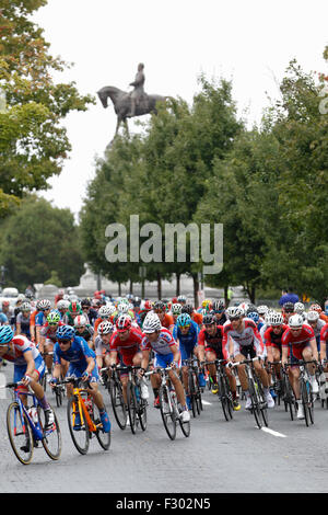 RICHMOND, VIRGINIA, 26. September 2015. Die Junioren Feld Rennen vorbei ein Denkmal für Ulysses S. Grant in Richmond, Virginia-Denkmal-Allee im 130 Kilometer Junioren UCI Road World Championship Rennen. Bildnachweis: Ironstring/Alamy Live-Nachrichten Stockfoto