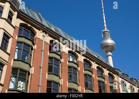 Die berühmten TV Turm am Alexanderplatz in Berlin hinter einem alten Gebäude Stockfoto