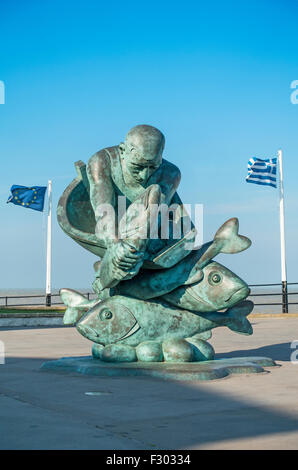 Skulptur der Fischerstatue. Bronzestatue, „Embracing the Sea“, vom Bildhauer John Buck. Deal Pier Kent Stockfoto