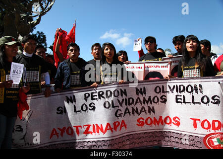 La Paz, Bolivien, 26. September 2015. Evaliz Morales Alvarado (Zentrum, Tochter des bolivianischen Präsidenten Evo Morales) führt einen marsch zur mexikanischen Botschaft in La Paz, um dem ersten Jahrestag des Verschwindens von 43 Studenten in Mexiko zu gedenken. Die Studenten verschwanden in der Nacht des 26. September 2014 in der Stadt Iguala im Bundesstaat Guerrero. Die Behandlung des Falls durch die mexikanische Regierung wurde weithin kritisiert, und ein Team der Interamerikanischen Menschenrechtskommission fand eine Reihe von Fehlern in der Untersuchung der Regierung. Stockfoto