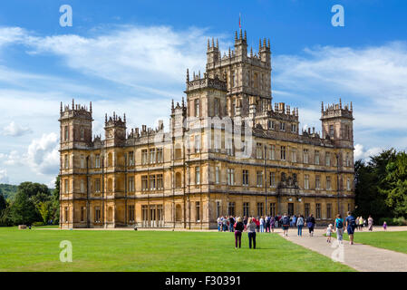 Touristen, die Schlange, um in Highclere Castle, Downton Abbey in der gleichnamigen TV-Serie, Hampshire, England, UK zu bekommen Stockfoto