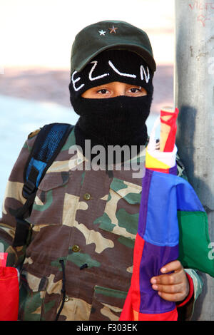 La Paz, Bolivien, 26. September 2015.A Demonstrant gekleidet wie ein zapatistischen erinnert an den ersten Jahrestag des Verschwindens von 43 Studenten in Mexiko. Die Studenten (die sich von einem Lehrer training College) verschwand in der Nacht des 26. September 2014 in die Stadt Iguala im Bundesstaat Guerrero. Die mexikanische Regierung Bearbeitung des Falls ist weit kritisiert worden und ein Team der Interamerikanischen Kommission für Menschenrechte per fand eine Reihe von Mängeln in der Regierung Untersuchung. Bisher wurden die Überreste von nur 2 von den vermissten Studenten positiv identifiziert. Stockfoto