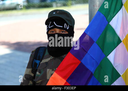 La Paz, Bolivien, 26. September 2015. Ein Demonstrant gekleidet wie ein zapatistischen erinnert an den ersten Jahrestag des Verschwindens von 43 Studenten in Mexiko. Die Studenten (die sich von einem Lehrer training College) verschwand in der Nacht des 26. September 2014 in die Stadt Iguala im Bundesstaat Guerrero. Die mexikanische Regierung Bearbeitung des Falls ist weit kritisiert worden und ein Team der Interamerikanischen Kommission für Menschenrechte per fand eine Reihe von Mängeln in der Regierung Untersuchung. Bisher wurden die Überreste von nur 2 von den vermissten Studenten positiv identifiziert. Stockfoto