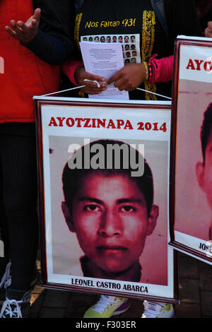 La Paz, Bolivien, 26. September 2015. Ein Demonstrant erinnert an den ersten Jahrestag des Verschwindens von 43 Studenten in Mexiko. Die Studenten (die sich von einem Lehrer training College in Ayotzinapa) verschwand in der Nacht des 26. September 2014 in die Stadt Iguala im Bundesstaat Guerrero. Die mexikanische Regierung Bearbeitung des Falls ist weit kritisiert worden und ein Team der Interamerikanischen Kommission für Menschenrechte per fand eine Reihe von Mängeln in der Regierung Untersuchung. Bisher wurden die Überreste von nur 2 von den vermissten Studenten positiv identifiziert. Stockfoto