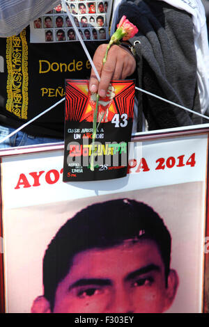 La Paz, Bolivien, 26. September 2015. Ein Demonstrant erinnert an den ersten Jahrestag des Verschwindens von 43 Studenten in Mexiko. Die Studenten (die sich von einem Lehrer training College in Ayotzinapa) verschwand in der Nacht des 26. September 2014 in die Stadt Iguala im Bundesstaat Guerrero. Die mexikanische Regierung Bearbeitung des Falls ist weit kritisiert worden und ein Team der Interamerikanischen Kommission für Menschenrechte per fand eine Reihe von Mängeln in der Regierung Untersuchung. Bisher wurden die Überreste von nur 2 von den vermissten Studenten positiv identifiziert. Stockfoto