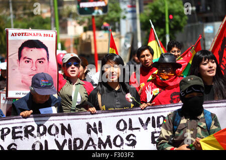 La Paz, Bolivien, 26. September 2015. Evaliz Morales Alvarado (Zentrum, Tochter des bolivianischen Präsidenten Evo Morales) führt einen marsch zur mexikanischen Botschaft in La Paz, um dem ersten Jahrestag des Verschwindens von 43 Studenten in Mexiko zu gedenken. Die Studenten verschwanden in der Nacht des 26. September 2014 in der Stadt Iguala im Bundesstaat Guerrero. Die Behandlung des Falls durch die mexikanische Regierung wurde weithin kritisiert, und ein Team der Interamerikanischen Menschenrechtskommission fand eine Reihe von Fehlern in der Untersuchung der Regierung. Stockfoto