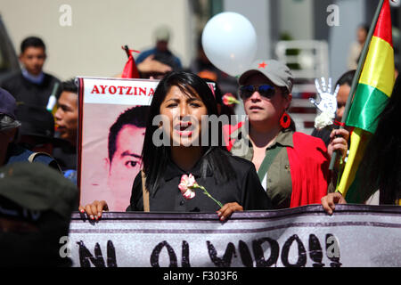 La Paz, Bolivien, 26. September 2015. Evaliz Morales Alvarado (Zentrum, Tochter des bolivianischen Präsidenten Evo Morales) führt einen marsch zur mexikanischen Botschaft in La Paz, um dem ersten Jahrestag des Verschwindens von 43 Studenten in Mexiko zu gedenken. Die Studenten verschwanden in der Nacht des 26. September 2014 in der Stadt Iguala im Bundesstaat Guerrero. Die Behandlung des Falls durch die mexikanische Regierung wurde weithin kritisiert, und ein Team der Interamerikanischen Menschenrechtskommission fand eine Reihe von Fehlern in der Untersuchung der Regierung. Stockfoto