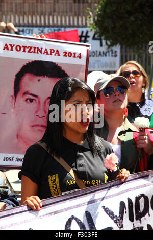 La Paz, Bolivien, 26. September 2015. Evaliz Morales Alvarado (Tochter des bolivianischen Präsidenten Evo Morales) führt einen marsch zur mexikanischen Botschaft in La Paz, um dem ersten Jahrestag des Verschwindens von 43 Studenten in Mexiko zu gedenken. Die Studenten verschwanden in der Nacht des 26. September 2014 in der Stadt Iguala im Bundesstaat Guerrero. Die Behandlung des Falls durch die mexikanische Regierung wurde weithin kritisiert, und ein Team der Interamerikanischen Menschenrechtskommission fand eine Reihe von Fehlern in der Untersuchung der Regierung. Stockfoto