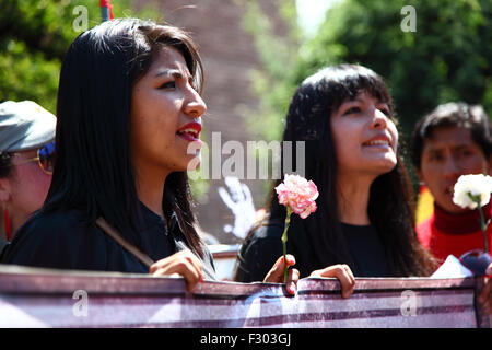 La Paz, Bolivien, 26. September 2015. Evaliz Morales Alvarado (links, Tochter des bolivianischen Präsidenten Evo Morales) bei einem Protest vor der mexikanischen Botschaft in La Paz zum ersten Jahrestag des Verschwindens von 43 Studenten in Mexiko. Die Studenten verschwanden in der Nacht des 26. September 2014 in der Stadt Iguala im Bundesstaat Guerrero. Die Behandlung des Falls durch die mexikanische Regierung wurde weithin kritisiert, und ein Team der Interamerikanischen Menschenrechtskommission fand eine Reihe von Fehlern in der Untersuchung der Regierung. Stockfoto