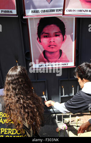 La Paz, Bolivien, 26. September 2015. Demonstranten zünden Kerzen vor der mexikanischen Botschaft in La Paz zum ersten Jahrestag des Verschwindens von 43 Studenten in Mexiko. Die Schüler verschwand in der Nacht des 26. September 2014 in die Stadt Iguala im Bundesstaat Guerrero. Die mexikanische Regierung Bearbeitung des Falls ist weit kritisiert worden und ein Team der Interamerikanischen Kommission für Menschenrechte per fand eine Reihe von Mängeln in der Regierung Untersuchung. Bisher wurden die Überreste von nur 2 von den vermissten Studenten positiv identifiziert. Stockfoto