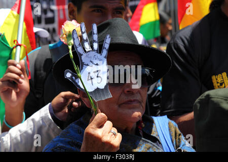 La Paz, Bolivien, 26. September 2015. Demonstranten vor der mexikanischen Botschaft in La Paz Gedenken den ersten Jahrestag des Verschwindens von 43 Studenten in Mexiko. Die Studenten (die sich von einem Lehrer training College) verschwand in der Nacht des 26. September 2014 in die Stadt Iguala im Bundesstaat Guerrero. Die mexikanische Regierung Bearbeitung des Falls ist weit kritisiert worden und ein Team der Interamerikanischen Kommission für Menschenrechte per fand eine Reihe von Mängeln in der Regierung Untersuchung. Bisher wurden die Überreste von nur 2 von den vermissten Studenten positiv identifiziert. Stockfoto