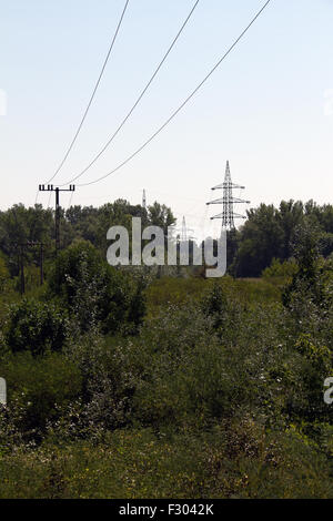 Alt und rostig Strommasten in Osteuropa Stockfoto