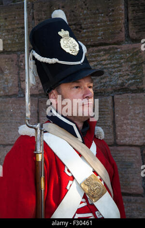 Nick Barlow in der Schlacht von Waterloo Reenactment und Gedenkfeiern zum 200. Jahrestag. Die Gemeinde feierte der Schlacht Bicentennial mit authentischen Schauspielern, bewaffnet mit Gewehren und Munition und gekleidet Uniformen der Periode, Re-enacting die Schlacht wie entfaltet.  Die Veranstaltung in "Potters Scheune Park" nahmen Hunderte von Einheimischen, die Schlacht zu sehen, nach der die Stadt benannt wurde. Der Gebäude einschließlich der Grad II aufgeführten Töpfer Scheune-Park-Gebäude, befinden sich Nachbildungen von denen in Waterloo, Belgien.  Bildnachweis: Cernan Elias/Alamy Live-Nachrichten Stockfoto