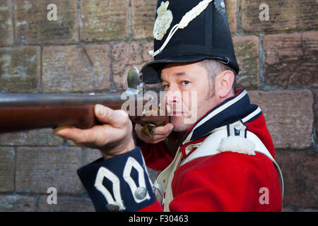 Nick Barlow in der Schlacht von Waterloo Reenactment und Gedenkfeiern zum 200. Jahrestag. Die Gemeinde feierte der Schlacht Bicentennial mit authentischen Schauspielern, bewaffnet mit Gewehren und Munition und gekleidet Uniformen der Periode, Re-enacting die Schlacht wie entfaltet.  Die Veranstaltung in "Potters Scheune Park" nahmen Hunderte von Einheimischen, die Schlacht zu sehen, nach der die Stadt benannt wurde. Der Gebäude einschließlich der Grad II aufgeführten Töpfer Scheune-Park-Gebäude, befinden sich Nachbildungen von denen in Waterloo, Belgien.  Bildnachweis: Cernan Elias/Alamy Live-Nachrichten Stockfoto