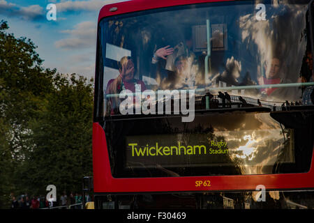 Richmond, London, UK. 26. Sep 2015. Walisischen Fans mit dem Bus nach Twickenham Stadium für England gegen Wales Rugby World Cup match Credit: auf Anblick Photographic/Alamy Live News Stockfoto