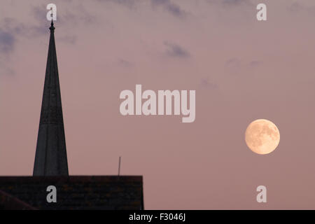 Chichester, West Sussex, England, 26. September 2015. Der Mond am Himmel nach Sonnenuntergang neben der Turm der Kathedrale von Chichester ersichtlich. An diesem Datum vor einem "Supermoon" auftreten aufgrund der folgenden Nacht erscheint der Mond größer als üblich wegen seiner Nähe zur Erde. Bildnachweis: Adam Mangel/Alamy Live-Nachrichten Stockfoto