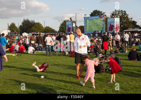 Richmond, London, UK. 26. Sep 2015. Rugby-Fans arbeiten eine Übereinstimmung bei einem Outdoor-Vorführung am Londoner Old Deer Park, Richmond, SW. Hunderte von Fans versammelt, um eine Reihe von Matches auf großen Leinwänden nicht weit von Twickenham Stadium zu sehen. Bildnachweis: Auf fotografischen Blick/Alamy Live News Stockfoto