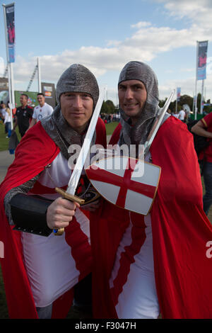 Richmond, London, UK. 26. Sep 2015. Zwei England Rugby-WM-Fans verkleidet als Kreuzritter bei einem Outdoor-Vorführung am Londoner Old Deer Park, Richmond, SW. Hunderte von Fans versammelt, um eine Reihe von Matches auf großen Leinwänden nicht weit von Twickenham Stadium zu sehen. Bildnachweis: Auf fotografischen Blick/Alamy Live News Stockfoto