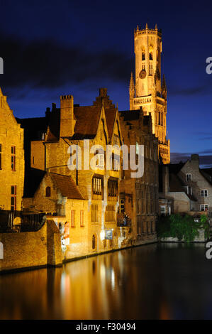 Abend-Blick auf den Glockenturm von der Rozenhoedkaai in Brügge, West-Flandern, Belgien Stockfoto