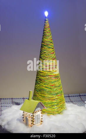 Künstlicher Baum von Threads im Heim- und dekorierten Haus des Matches und Baumwolle Schnee Stockfoto