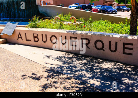 Steinmauer mit Name der Stadt Albuquerque von Don Francisco Cuervo y Valdis gegründet. Dieser fand auf der Route 66 in New Mexico-Stadt Stockfoto