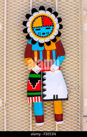 Hopi hand gestaltete Metallwand montiert Kachina Puppe zum Verkauf außerhalb eines Ladens in Albuquerque, New Mexico Stockfoto