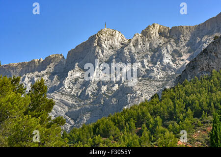 Provence Frankreich The Cross der Provence an der Spitze der Sainte Victoire Berg berühmt Gegenstand von Gemälden von Paul Cézanne Stockfoto