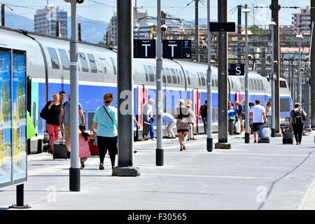 Französischen SNCF TGV-high-Speed-Personenzug bei Marseille Saint Charles France Zug Bahnhof mit Reisenden auf Plattform mit Gepäck Sonnentag Stockfoto