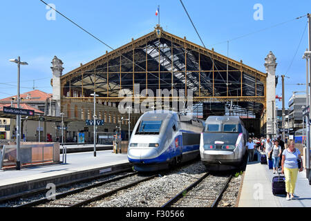 Eisenbahnverkehr in Frankreich SNCF-TGV-Hochgeschwindigkeitszüge am französischen Bahnhof Marseille saint charles mit Passagieren auf Bahnsteig am Sommertag am blauen Himmel Stockfoto