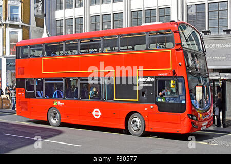 London Bus rot Doppeldecker öffentlicher Nahverkehr Hybrid Cleaner Air Bus Metroline Betreiber keine externe Werbung an der Bushaltestelle Oxford Street England Großbritannien Stockfoto