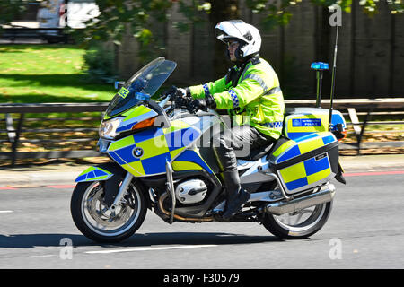 Metropolitan Police Officer in hoher Visusjacke patrouillieren auf ein BMW Motorrad in Park Lane London England Großbritannien Stockfoto
