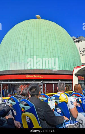 Touristen Passagiere öffnen oben Sightseeing Doppeldecker Tour Bus & grüne Patina Kupfer Verkleidung Kuppel von Madame Tussauds Wachs Museum London England Großbritannien Stockfoto