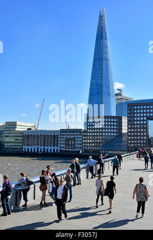 London Bridge breiter Bürgersteig Menschen überqueren die Themse mit dem Shard Wolkenkratzer Wahrzeichen Gebäude jenseits von Southwark England Stockfoto