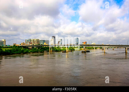 Ansicht von Little Rock City von der Brücke über den Arkansas River Stockfoto